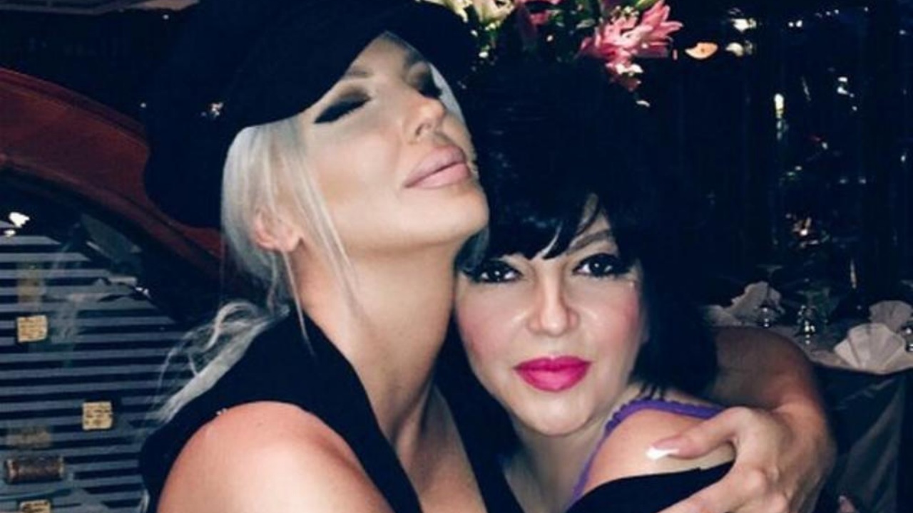 DIRLJIVO: Jelena Karleuša podelila na Instagramu najlepše trenutke provedene s majkom, Divnom (FOTO) 1 jsu8asxr 169