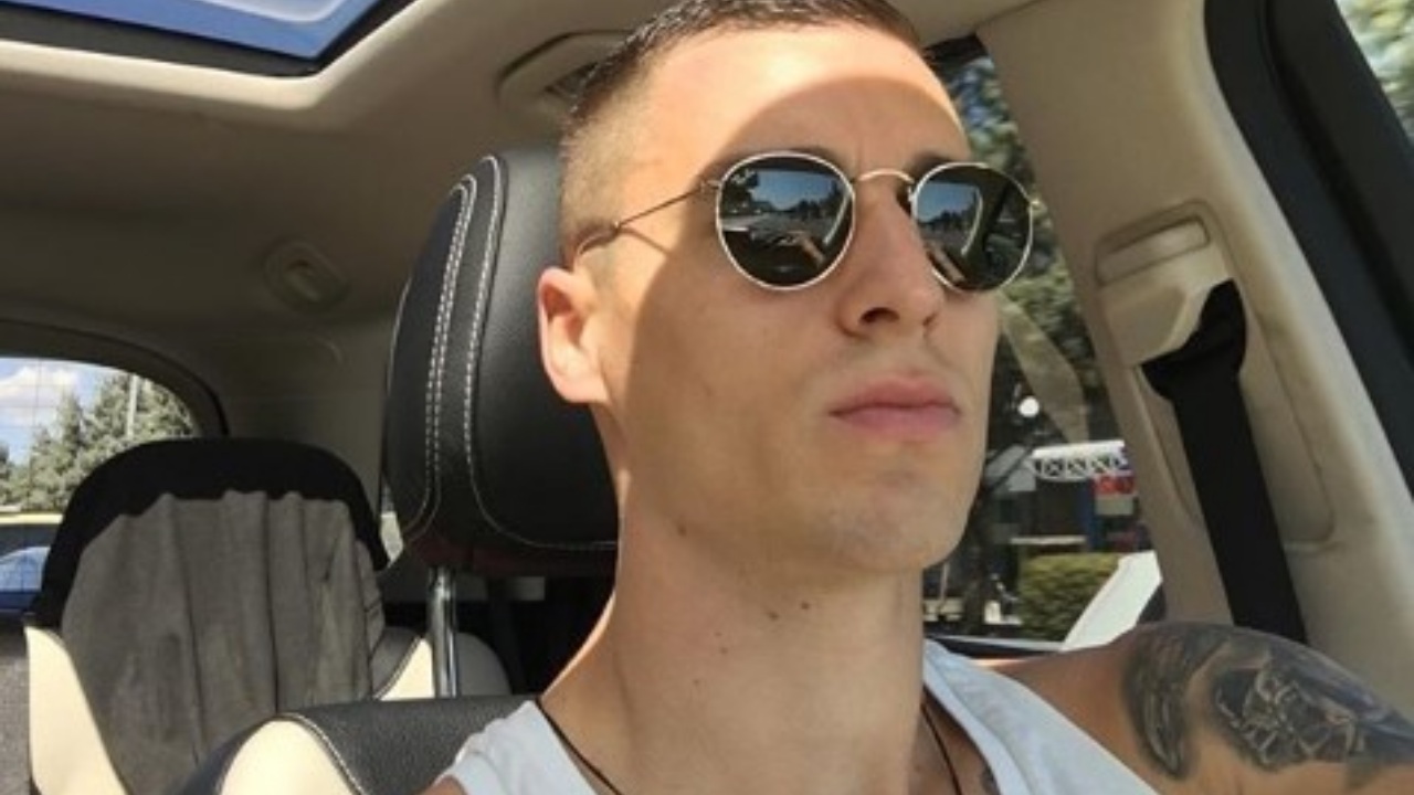 AFERA GA JE DOTUKLA: Ognjen Vranješ se razvodi, a evo šta je istetovirao preko ženinog imena na grudima (FOTO) 9 jt74pu7b 169
