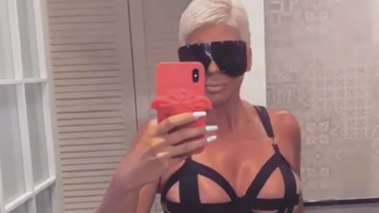 STRIPTIZ I CEPANJE NA BINI: Jelena Karleuša skinula mladića u gaće, a on joj je dodirivao zadnjicu (VIDEO) 17 jyy3chsa 169