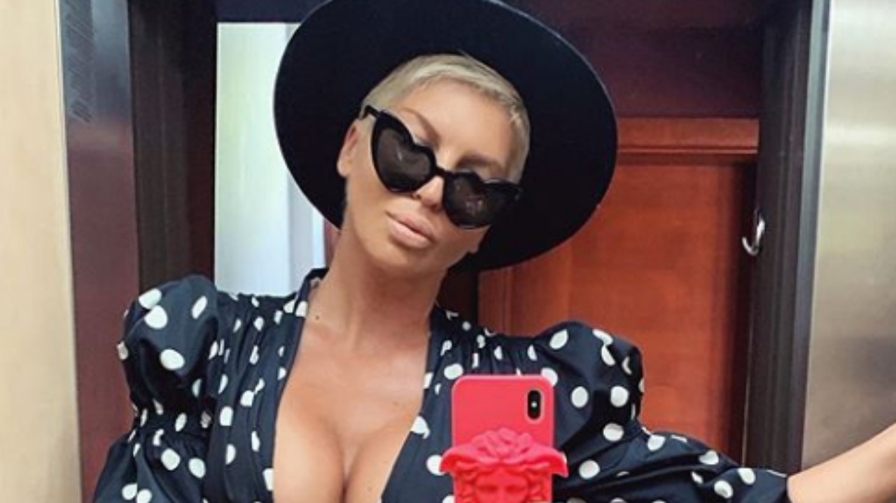 NIKAD PROVOKATIVNIJA NA NASTUPU: Jelena Karleuša zapalila masu u seksi izdanju! Svi su gledali u njena tri oka (FOTO) 8 k0hw9qtp 169