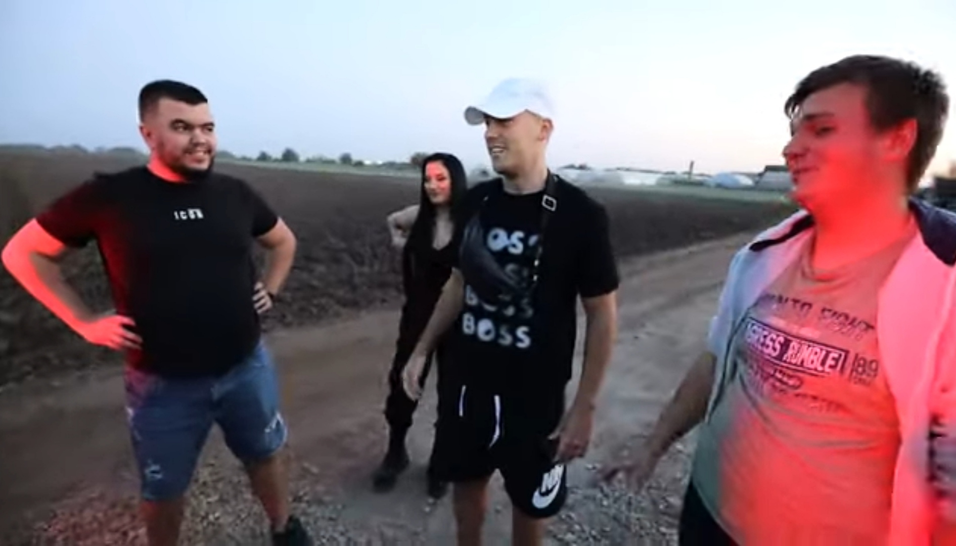 BAKA PRASE DONIRAO MILION DINARA AZILU: Influenser obišao psa kog su ostavile Fitnes bliznakinje, a evo ko mu je pravio društvo! 2 Baka Prase