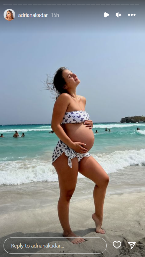 SAMO ČETIRI MESECA RAZLIKE: Adriana Kadar podelila fotke u kupaćem koje su podigle pravu BURU (FOTO) 2 adriana kadar