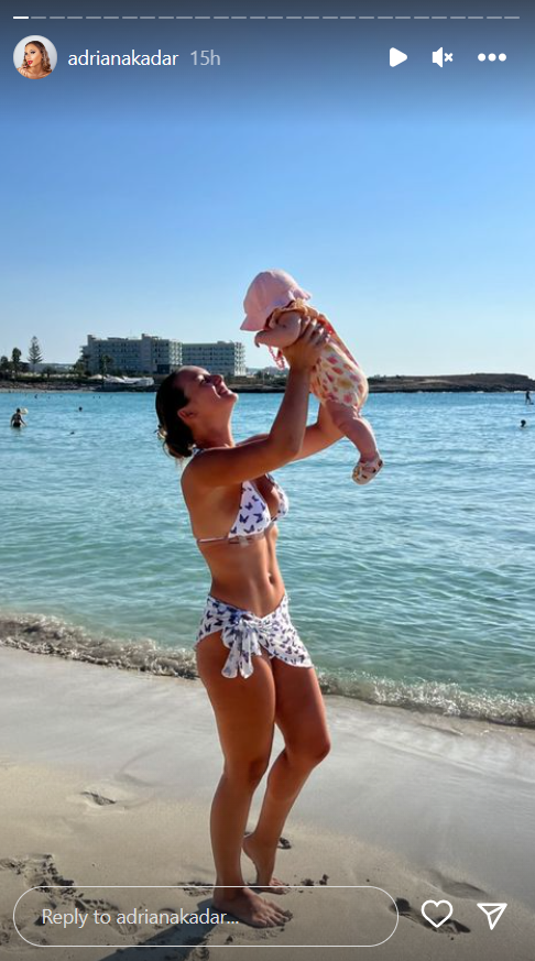 SAMO ČETIRI MESECA RAZLIKE: Adriana Kadar podelila fotke u kupaćem koje su podigle pravu BURU (FOTO) 3 adriana kadar