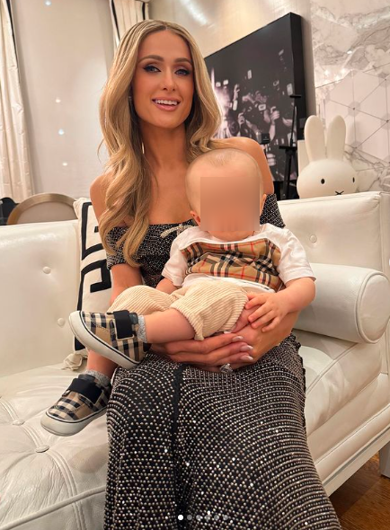KOMENTARI PREŠLI GRANICU PRISTOJNOSTI: Paris Hilton pozirala sa sinom kog je dobila uz pomoć surogat majke 2 Paris Hilton