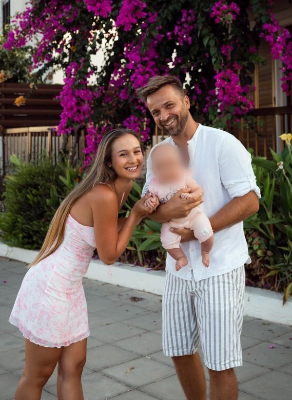 "MOLILA SAM SE ZA OVE STVARI": Adriana Kadar sve raznežila fotografijama, pokazala gde je odvela ćerkicu po prvi put 2 blur photo.com 1697110548
