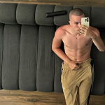 VOJAŽ I NJEGOVA DEVOJKA NE KRIJU KOLIKO UŽIVAJU U LJUBAVI: Fotkom iz kupatila oduševili pratioce (FOTO) 2 Foto:Printscreen/Instagram:voyage.mp3
