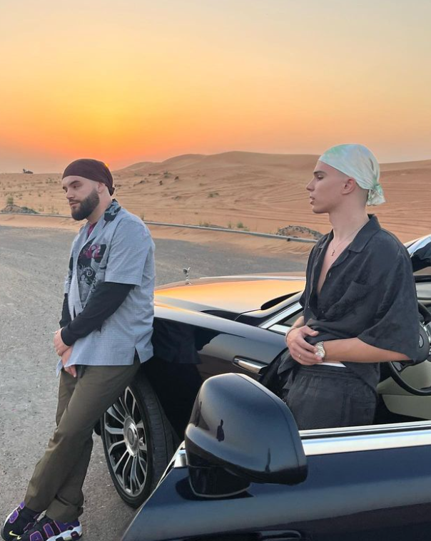 NAKON ODMORA U DUBAIJU, SEO ZA VOLAN LUKSUZNOG AUTOMOBILA: Vojaž novom fotografijom zaintrigirao fanove (FOTO) 3 Foto:Printscreen/Instagram:voyage.mp3