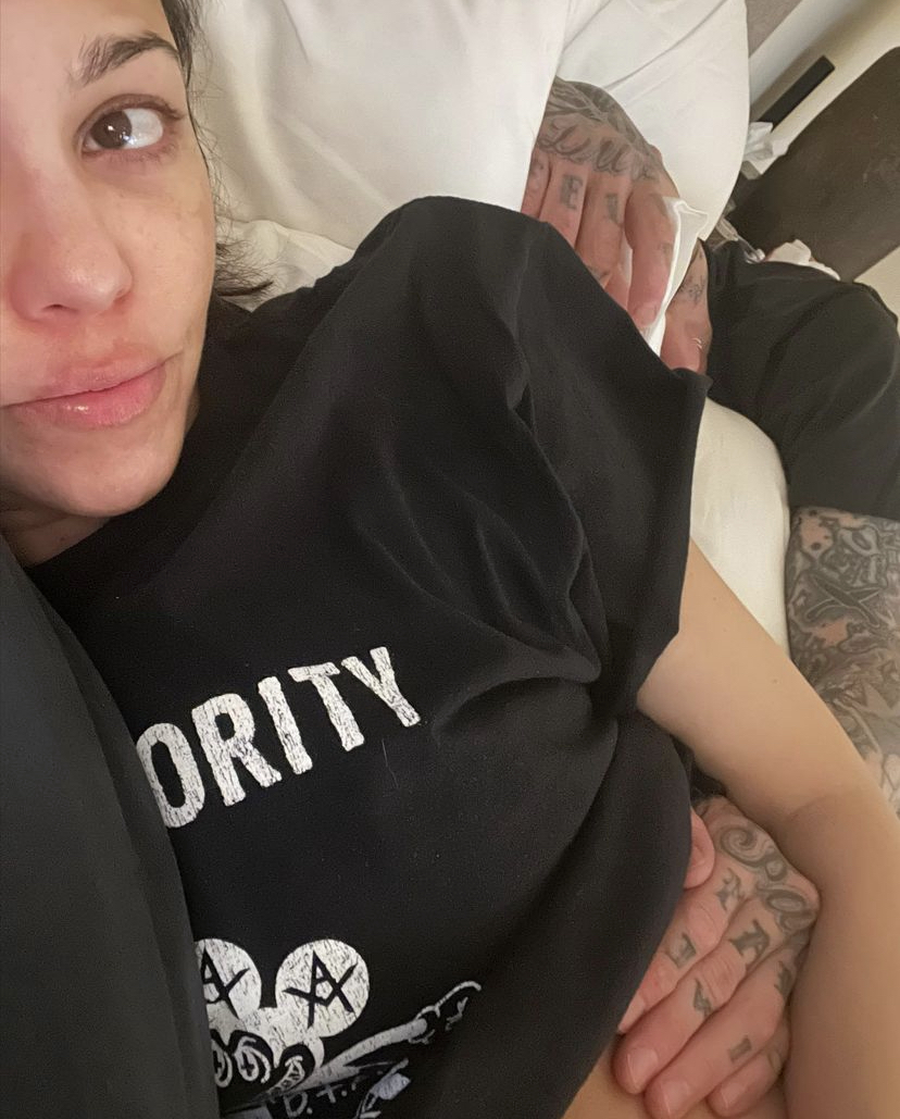 EMOTIVAN TRENUTAK IZ KREVETA: Trudna Kardašijanka podelila fotografiju sa suprugom, pa raznežila sve! (FOTO) 2 Foto:Printscreen/Instagram:kourtneykardashian