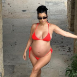 EMOTIVAN TRENUTAK IZ KREVETA: Trudna Kardašijanka podelila fotografiju sa suprugom, pa raznežila sve! (FOTO) 5 Foto:Printscreen/Instagram:kourtneykardashian