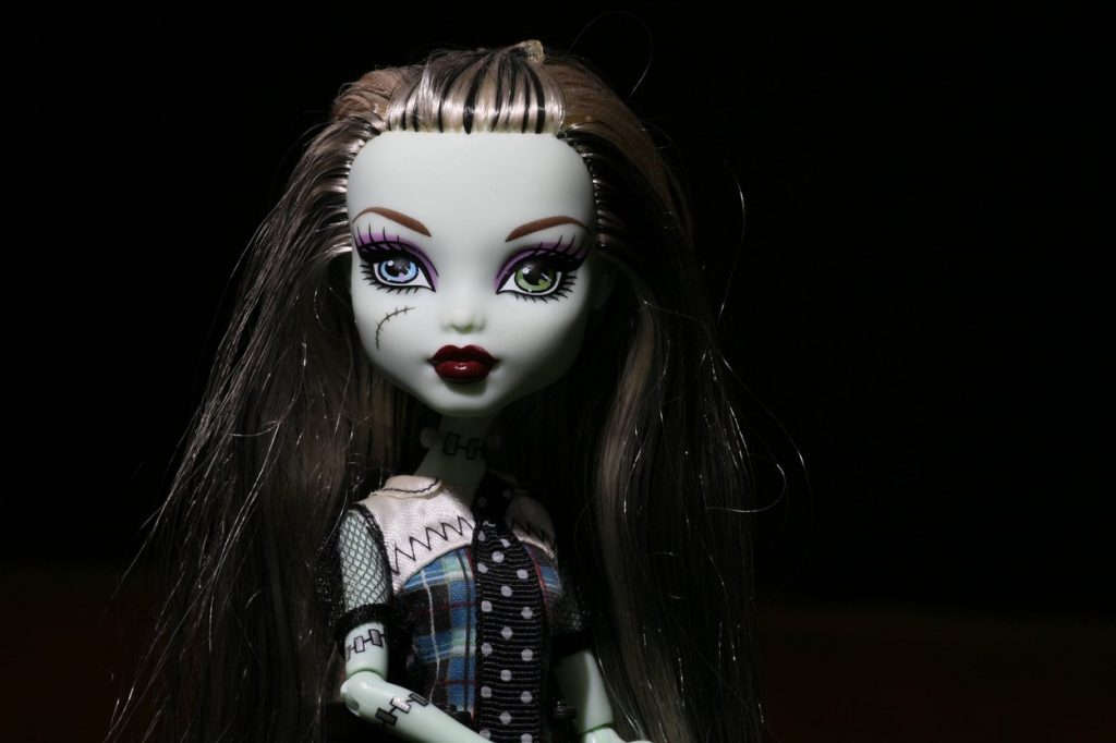 MONSTER HIGH LUTKE U OFF WHITE GARDEROBI: Najčudnija kolaboracija i fanovi UOPŠTE nisu zadovoljni 1 Monster High doll