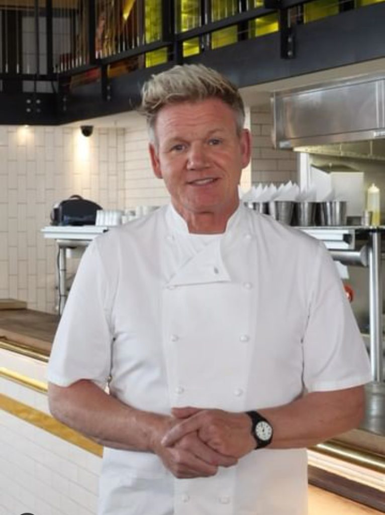 GORDON REMZI DOBIO SINA: Poznati kuvar posato otac po 6. put, pa fotografijom naslednika raznežio sve (FOTO) 1 Gordon Remzi