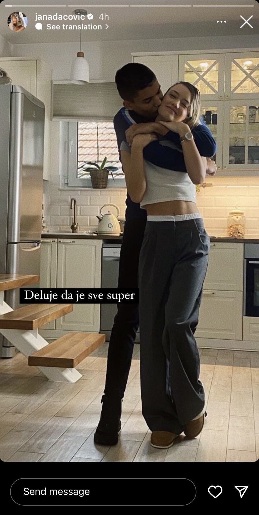 "DELUJE DA JE SVE SUPER, ALI IPAK NIJE!" Jana Dačović podelila zanimljiv trenutak iz porodičnog doma, pa fotografijama s bratom nasmejala sve (FOTO) 2 Jana Dačović