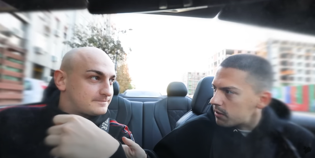 BAKA PRASE IZNENADIO DESINGERICU SKUPOCENIM POKLONOM: Reper zatečen, odmah pozvao suprugu da se pohvali! (VIDEO) 1 Baka Prase