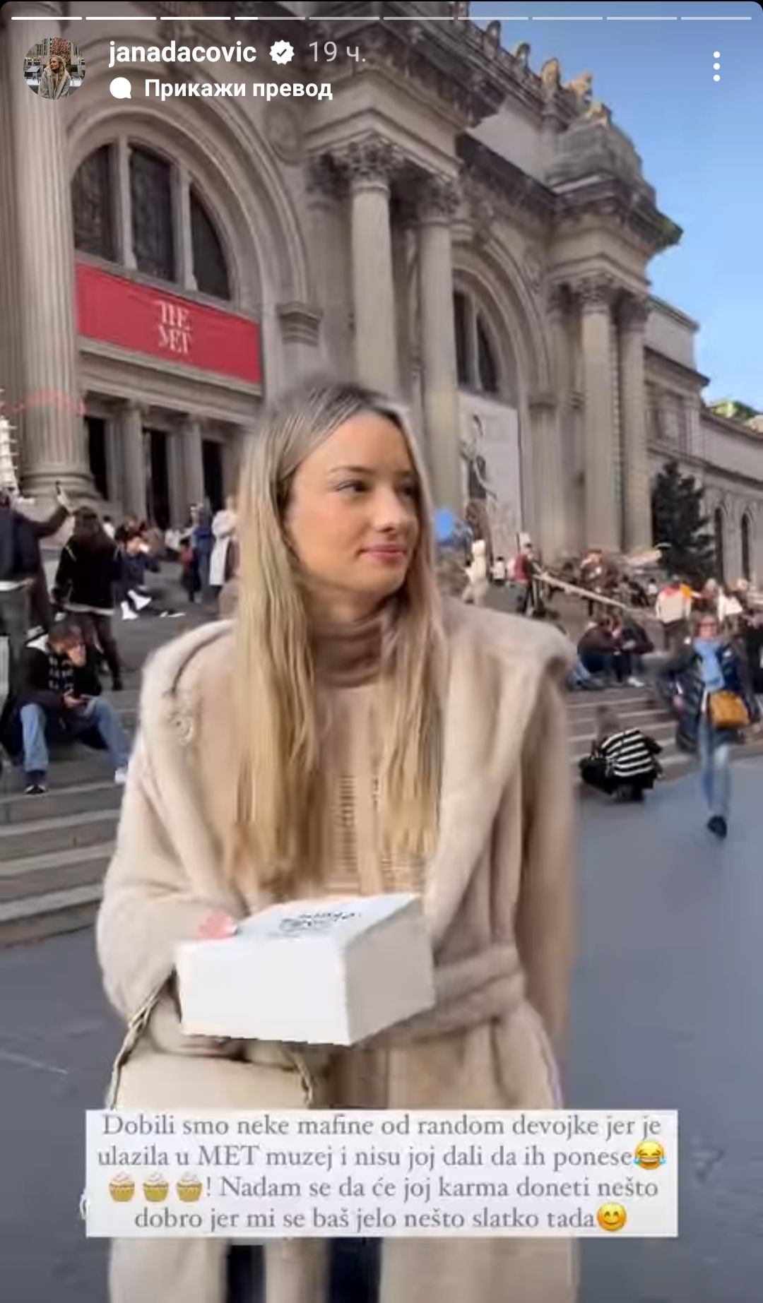 JANA DAČOVIĆ OD SLUČAJNE PROLAZNICE U NJUJORKU DOBILA POKLON! Influenserka oduševljena: "Nadam se da će joj karma doneti nešto dobro..." 2 JANA DAČOVIĆ