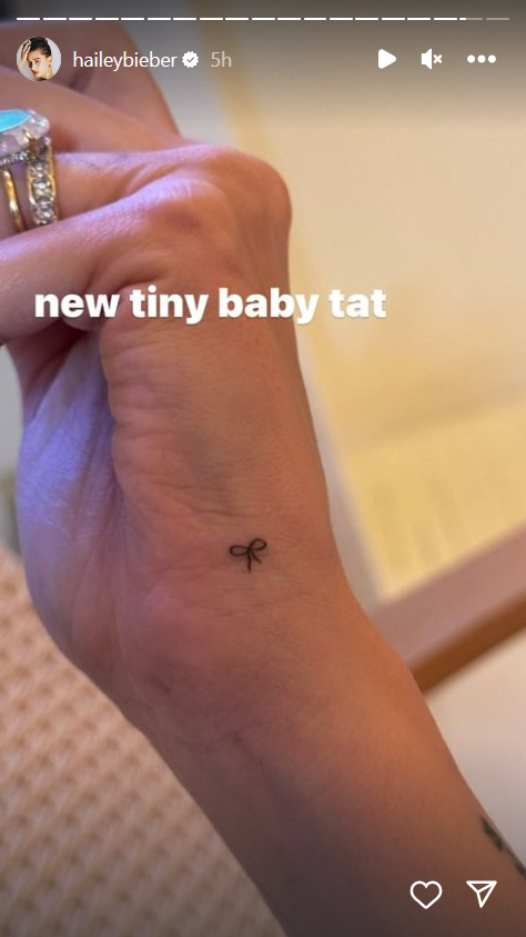HEJLI BIBER POKAZALA NOVU TETOVAŽU: Iza nje se krije velika i SNAŽNA poruka koja je oduševila javnost! (FOTO) 2 hejli