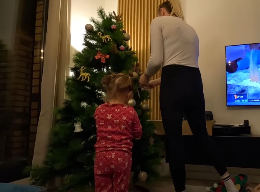 UŽIVAJU U KIĆENJU SA NASLEDNICAMA: Luna i Marko pokazali kako izgleda praznična BAJKA u njihovom domu (FOTO) 3 luna djogani