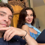 Glumac iz serije ''Gossip girl'' staje na ludi kamen: Čuveni Čak Bas zaprosio devojku, fotografijama romantične prosidbe oduševio javnost (FOTO) 4 htrh