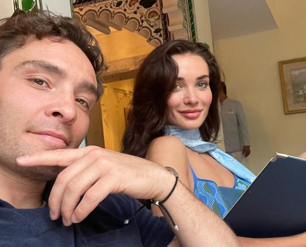 Glumac iz serije ''Gossip girl'' staje na ludi kamen: Čuveni Čak Bas zaprosio devojku, fotografijama romantične prosidbe oduševio javnost (FOTO) 1 htrh