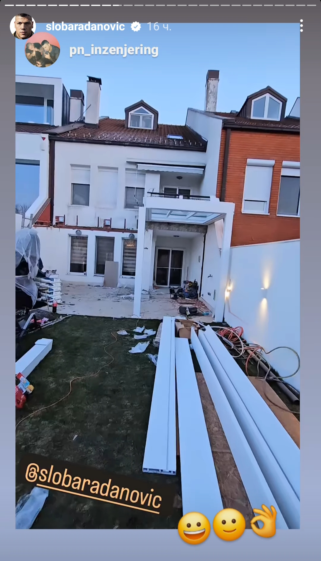 Stakleni krov, led rasveta i bazen nasred dvorišta: Sloba Radanović se pohvalio novom kućom, pevač nije štedeo! (FOTO) 2 1706776589239