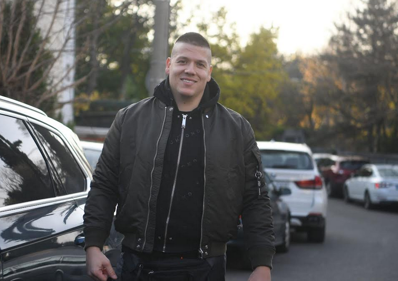 Stakleni krov, led rasveta i bazen nasred dvorišta: Sloba Radanović se pohvalio novom kućom, pevač nije štedeo! (FOTO) 1 sloba