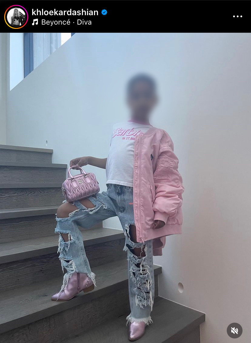 Petogodišnja Tru u štiklama i iscepanom džinsu: Fanovi se obrušili na Kloi Kardašijan zbog neprikladnog stajlinga njene ćerke (FOTO) 2 E6EDD640 F863 400C 8663 25C31D572E8C