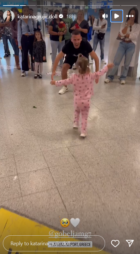 Emotivni susret: Katarina Grujić otkrila kako izgleda brak na daljinu sa poznatim fudbalerom, pa dirljivim snimkom raznežila sve (FOTO) 2 Screenshot 2024 04 08 095134
