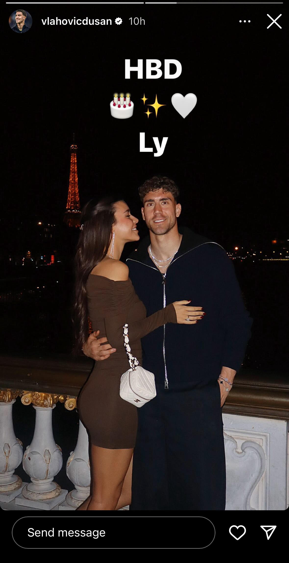 Dušan Vlahović zaprosio devojku?! Ceo internet bruji o jednom detalju, evo šta ih je ODALO (FOTO) 6 unnamed 3