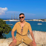 "Pola detinjstva sam proveo u mraku, bez uslova za život, živeli smo na hlebu i vodi": Danas je jedan od naših omiljenih influensera, a potresne detalje iz njegovog života malo ko zna 2 veselin