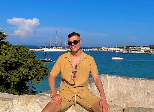 "Pola detinjstva sam proveo u mraku, bez uslova za život, živeli smo na hlebu i vodi": Danas je jedan od naših omiljenih influensera, a potresne detalje iz njegovog života malo ko zna 1 veselin