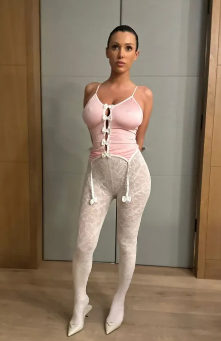 "Nenormalno liče!" Kim Kardašijan nakon ovog poteza optužili da PONOVO kopira novu suprugu Kanjea Vesta (FOTO) 2 ye