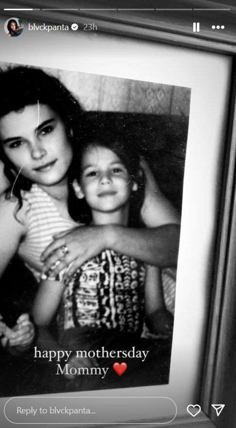 Sanela podelila fotografiju sa majkom: Pevačica pokazala kako je izgledala u detinjstvu, a sada je jasno od koga je nasledila lepotu (FOTO) 2 blvckpanta
