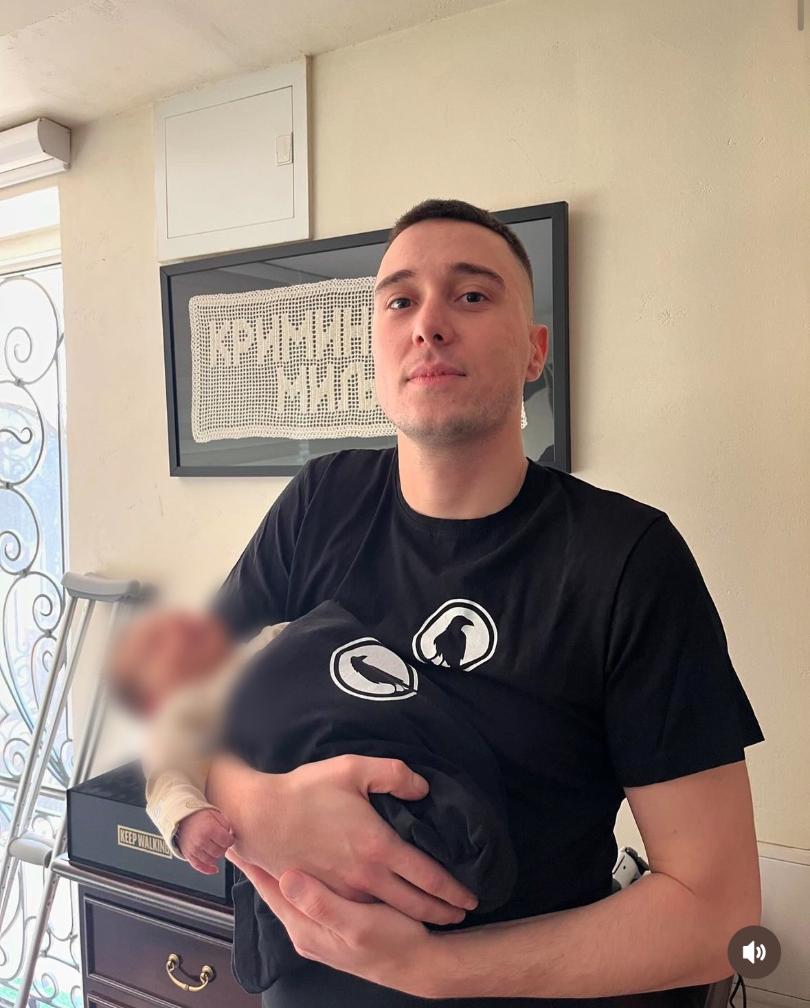"Bebi Smols": Član Crnog Ceraka postao tata, pa objavio prvu sliku sa novorođenim sinom, a jedan detalj privukao je posebnu pažnju (FOTO) 2 C95B3217 0731 40BC 9CBB 7E68C77BEBA8