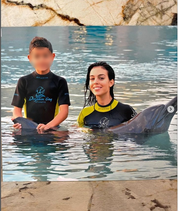 Prozivaju je da je sa Ronaldom zbog novca, a ona ne prestaje da privlači pažnju: Georgina Rodrigez jednim potezom otkrila sve o odnosu sa fudbalerovim sinom 3 image 2024 06 20 125845259