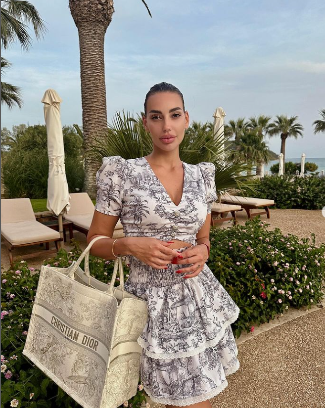 "Vatrena Amazonka": Katarina Grujić fotografijama u bikiniju zapalila Instagram, pa prošetala modni detalj od 3.000 dolara (FOTO) 2 katarina grujic