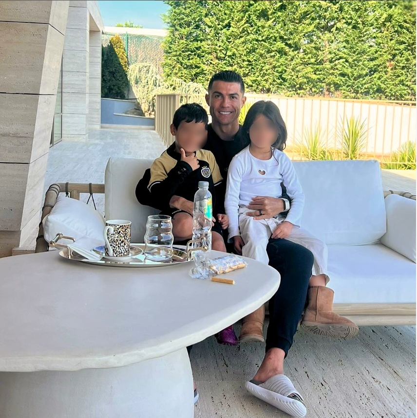 Kristijano Ronaldo pokazao nežnu stranu: Fudbaler obeležio važan dan, pa se javno obratio članovima porodice emotivnom porukom (FOTO) 2 ronaldo