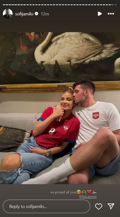 Prva fotografija Luke Jovića nakon njegovog trijumfa: Sofija Milošević uživa u zagrljaju fudbalera, njene reči raznežile sve (FOTO) 2 sofa