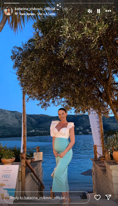 Prva fotografija sa trudničkim stomakom! Katarina Živković pozirala na luksuznoj destinaciji, pevačica ne skida osmeh sa lica (FOTO) 2 stomak