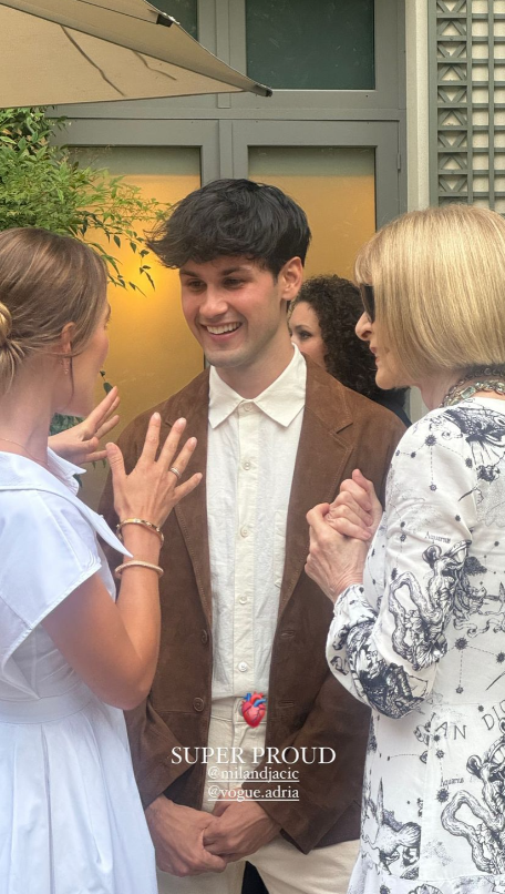 Đokovići u društvu najmoćnije žene u svetu mode: Jelena zablistala u bajkovitoj haljini, Novak privukao svu pažnju nesvakidašnjim stajlingom (FOTO) 2 hhhjk