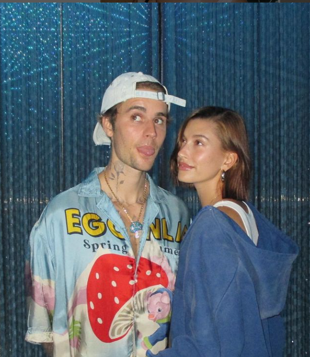 "Kako možete da pokazujete takve stvari?!" Hejli i Džastin Biber na meti oštrih kritika zbog nove fotografije, fanovi razočarani potezom slavnog para FOTO 1 Džastin i Hejli Biber