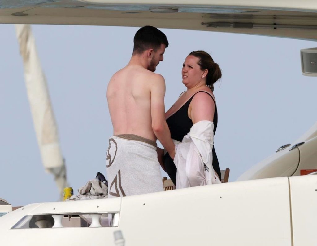 "On je multimilioner, a zadovoljio se TAKVOM devojkom": Poznati sportista na meti brutalnih prozivki zbog izgleda svoje izabranice, mreže gore nakon surovih komentara (FOTO) 1 profimedia 0623218707