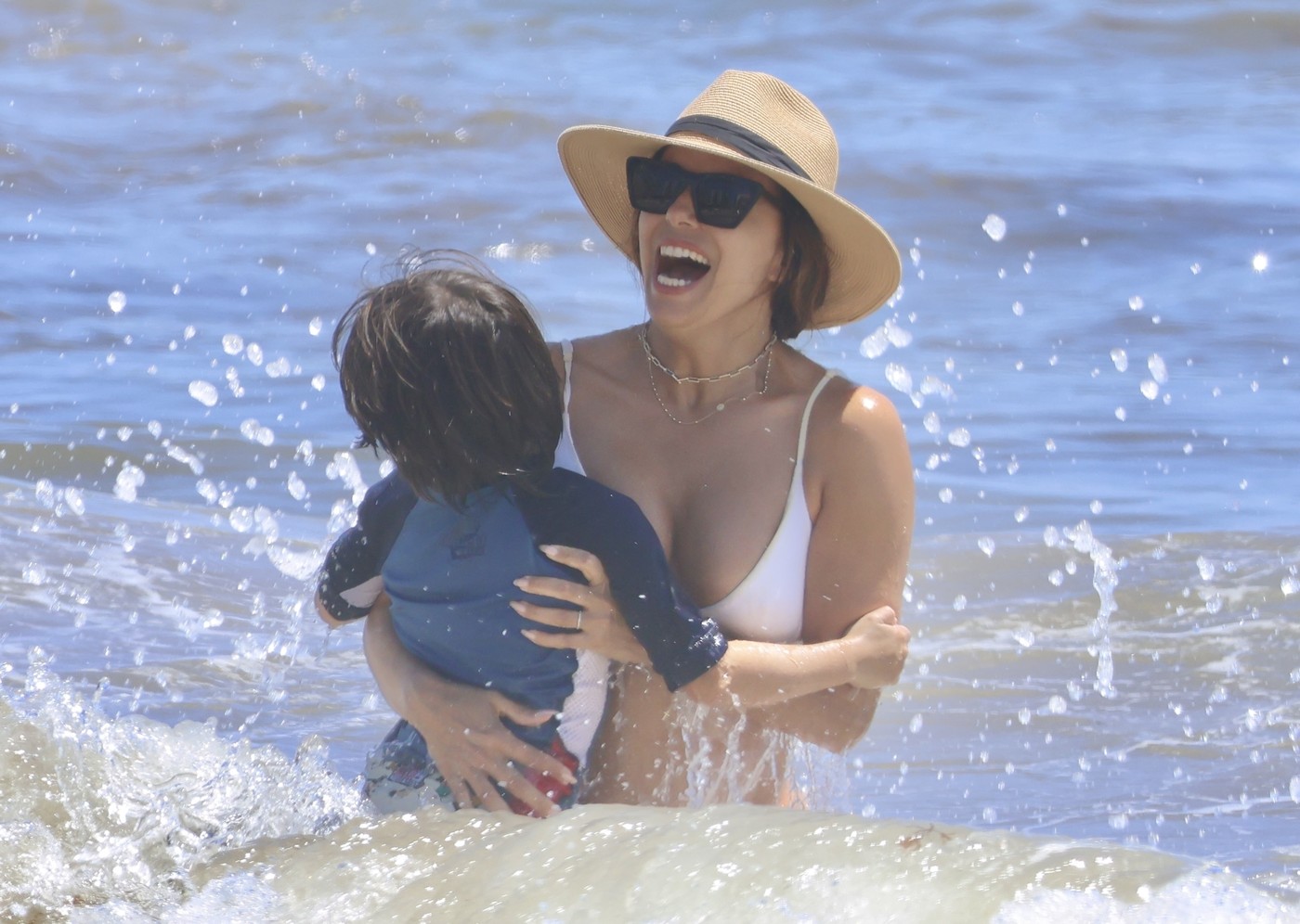 Ima 49 godina i izgleda - brutalno! Eva Longorija prošetala plažom u Marbelji u minijaturnom bikiniju i pokazala telo od milion dolara (FOTO) 4 profimedia 0889996891