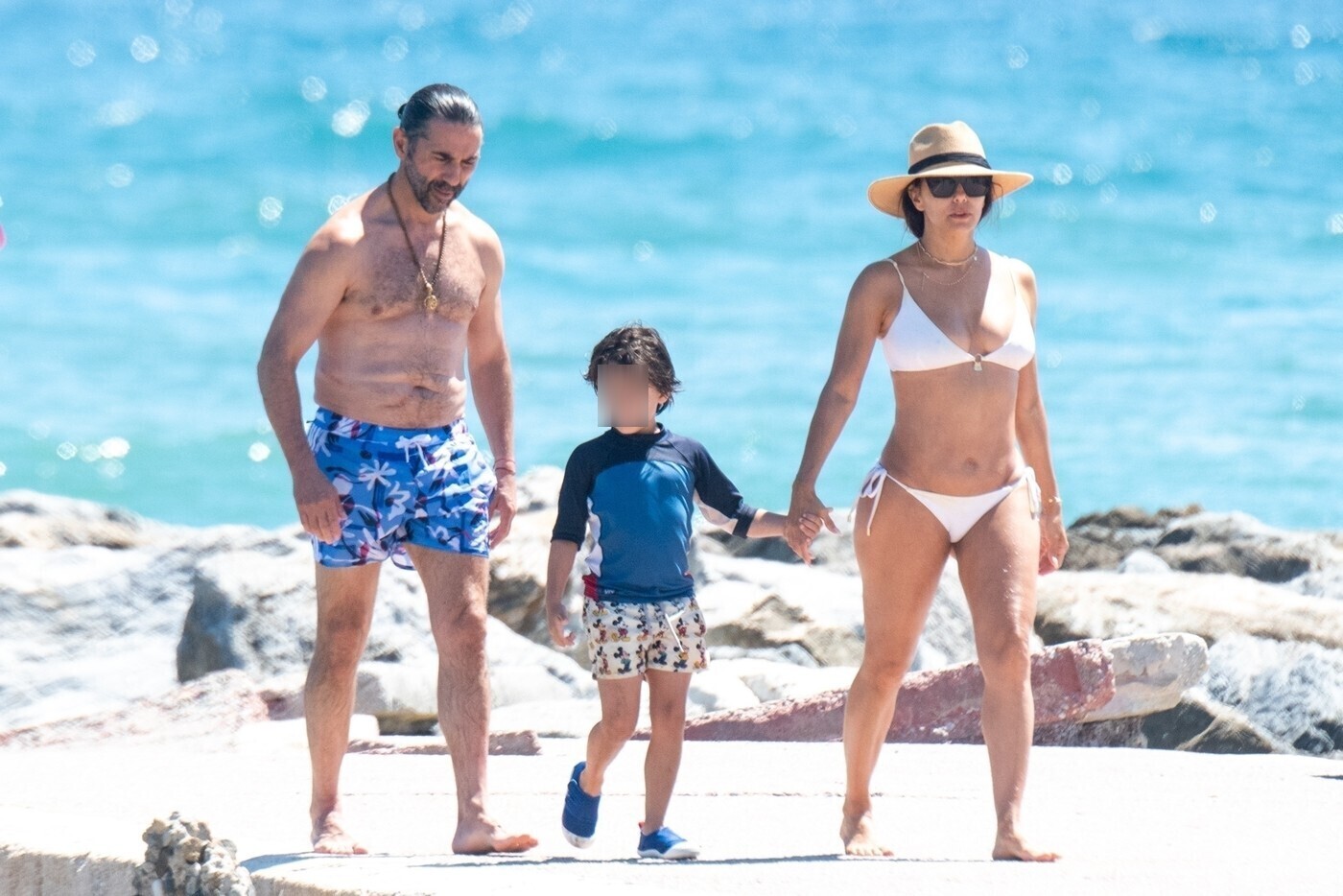 Ima 49 godina i izgleda - brutalno! Eva Longorija prošetala plažom u Marbelji u minijaturnom bikiniju i pokazala telo od milion dolara (FOTO) 3 profimedia 08899974531