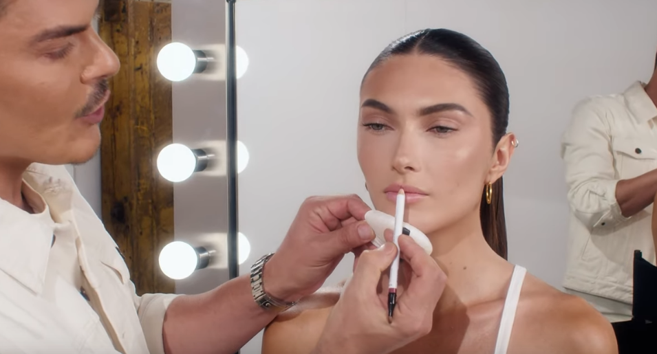 Šminker Kim Kardašijan otkrio viralnu tehniku povećanja usana - jednostavnija je nego što mislite! (VIDEO) 2 Screenshot 2024 08 13 132903