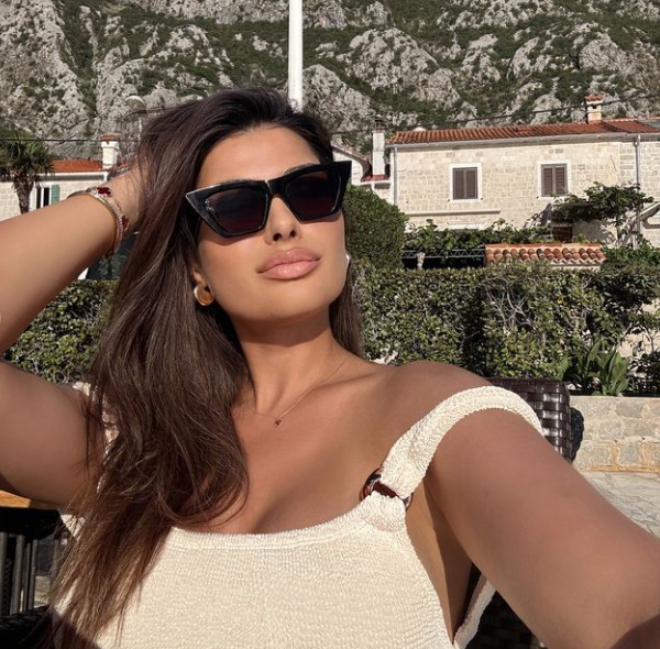 Šetnja ulicama Pariza, luksuzni restorani i šoping u Chanel-u: Supruga našeg košarkaša otišla na odmor, pa svima pokazala kako uživa u luksuzu (FOTO) 1 Screenshot 2024 08 21 123049