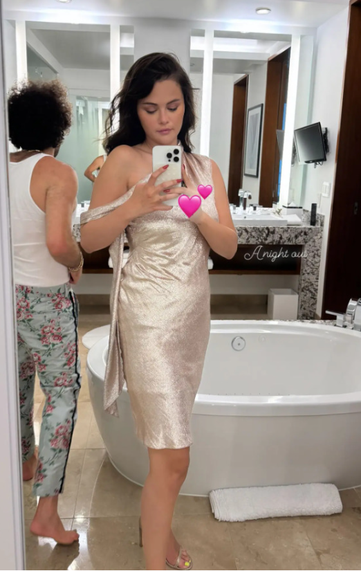 Selena Gomez i Beni Blanko se verili!? Pevačica objavila fotografiju iz kupatila, a jedan detalj privukao je posebnu pažnju fanova 2 image 2024 08 09 133124896