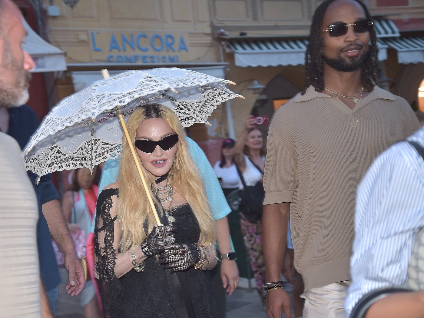 Pozirala sa ćerkom i dečkom koji su isto godište! Novo Madonino bizarno pojavljivanje izazvalo žestoku osudu javnosti (FOTO) 7 profimedia 0898573914
