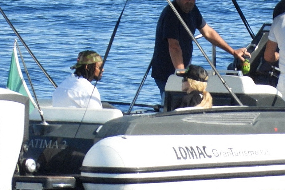 Madona uhvaćena u društvu 38 godina mlađeg fudbalera! Pevačica i sportista snimljeni u luksuznom letovalištu u Italiji, a evo u kojoj raskošnoj vili su odseli (FOTO) 2 profimedia 0898573971