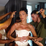 Nakon dve godine ponovo na pisti: Bela Hadid prošetala na Nedelji mode u Parizu za YSL, pa oduševila sve elegantnim izdanjem (VIDEO) 3 Snimak ekrana 2024 09 25 102259