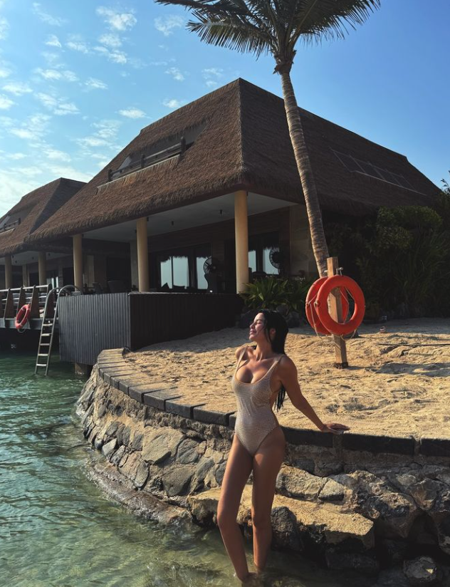 Mesec dana nakon porođaja zapalila Instagram! Ana Rajković u kupaćem izazvala potpuno nevericu na društvenim mrežama (FOTO) 2 Screenshot 2024 10 25 101358