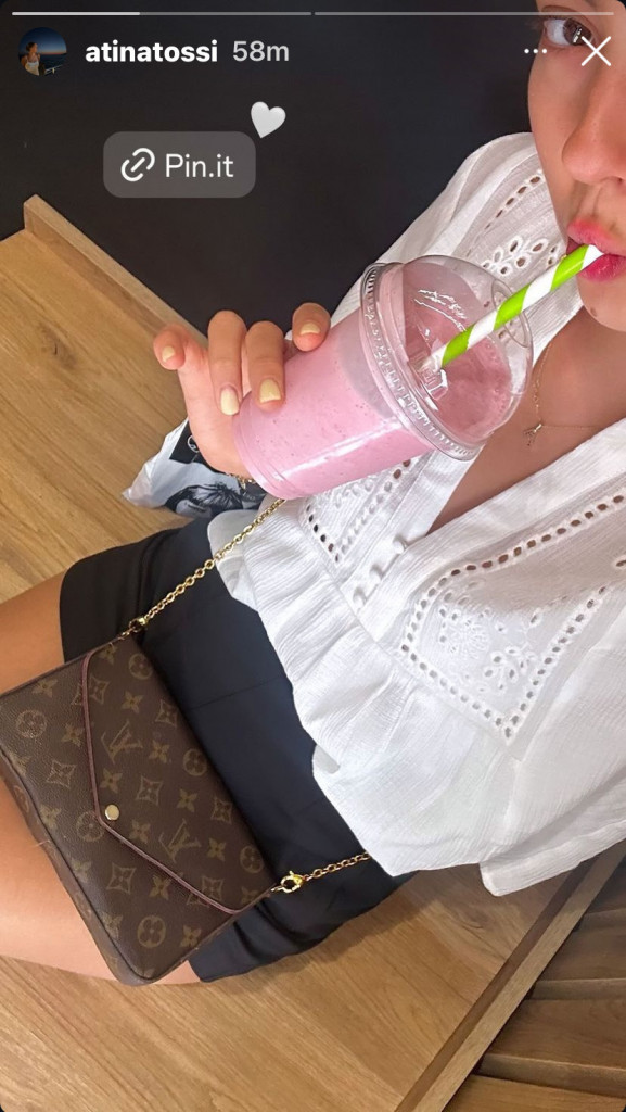 Tinejdžerke lude za tašnicom Atine Tošić: Karleušina ćerka pokazala skupoceni komad od čije cene će vam se zavrteti u galavi (FOTO) 3 150351 atina tosic instagram tasna orig